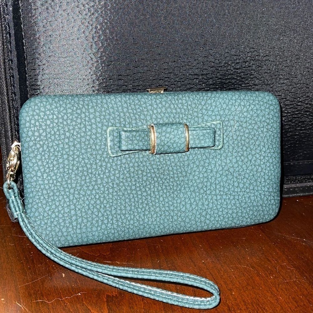 NWOT Hunter green vegan clutch frame wristlet